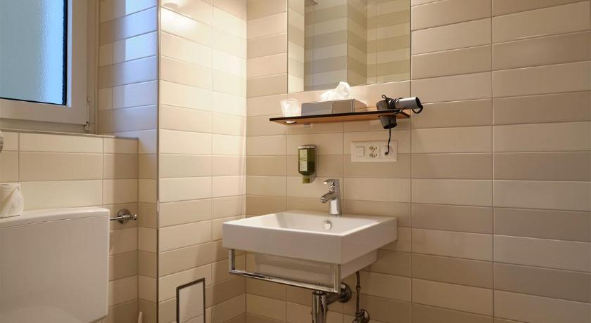 Bedroom 3, Hotel Astoria, Olten