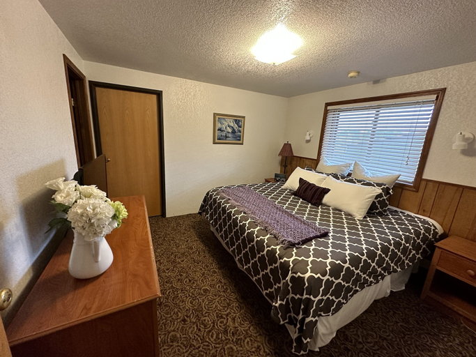 Bedroom 1, The Sourdough Lodge, Wrangell-Petersburg