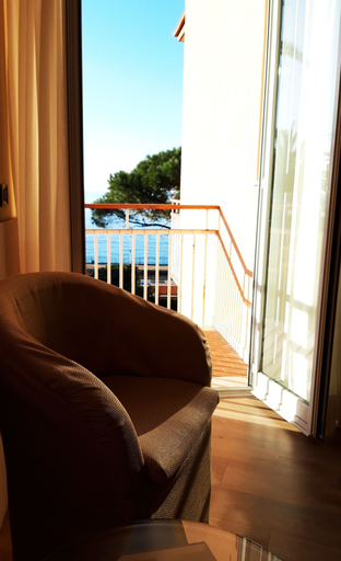 Exterior & Views 3