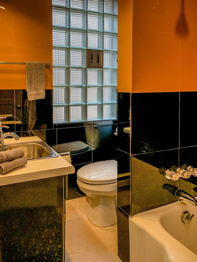 Bathroom 4, Quirky Downtown Loft, Dauphin