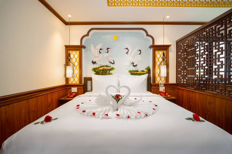 Signature Queen Suite, Window with Neighbor View