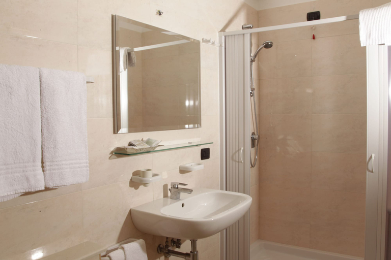 Bathroom 4, Hotel Club Bellavista, Foggia