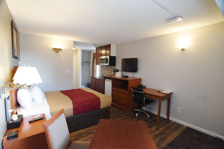 Bedroom 3, Econo Lodge Inn & Suites, Division No. 5