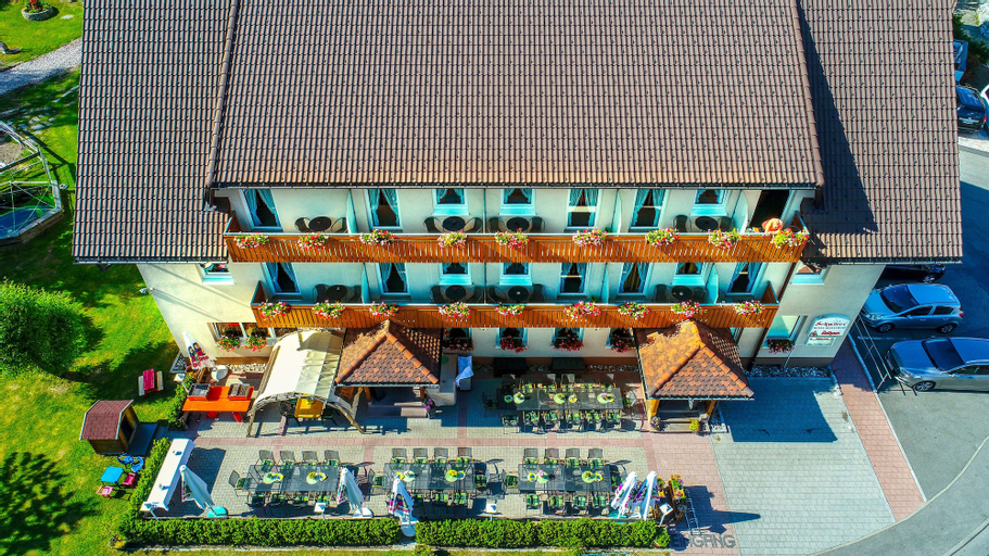 Exterior & Views 5