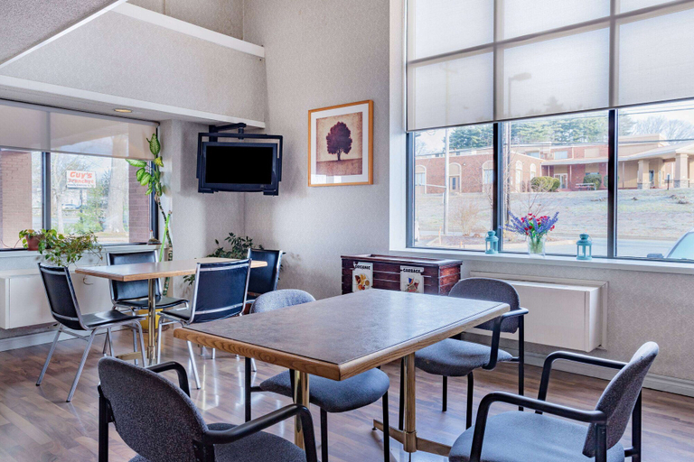 Food & Drinks 5, Travelodge by Wyndham Bridgewater, Lunenburg