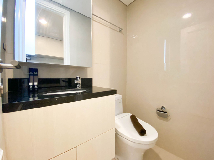 Bathroom 3, Modern Look Studio Apartment at Marquis de Lafayette By Travelio, Semarang
