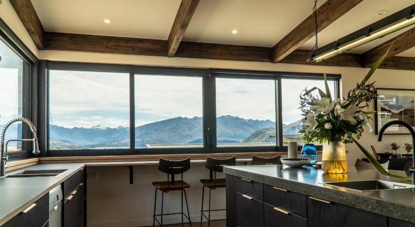 Others 4, Farrant Drive - Sleeps 8 - Lake & Mountain Views - Modern & Stylish, Queenstown-Lakes