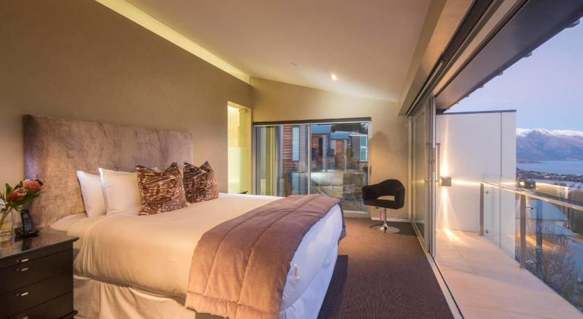Bedroom, Villa De Luxe, a Relax it's Done luxury holiday home, Queenstown-Lakes
