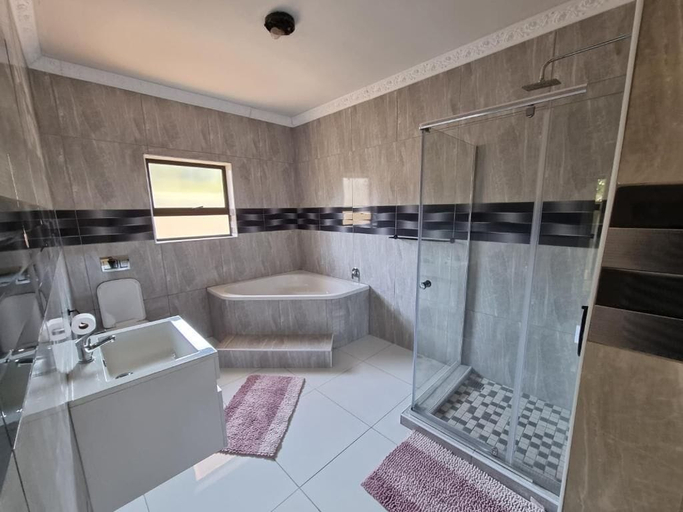 Bathroom 2, Leading Guest Farm, Ugu