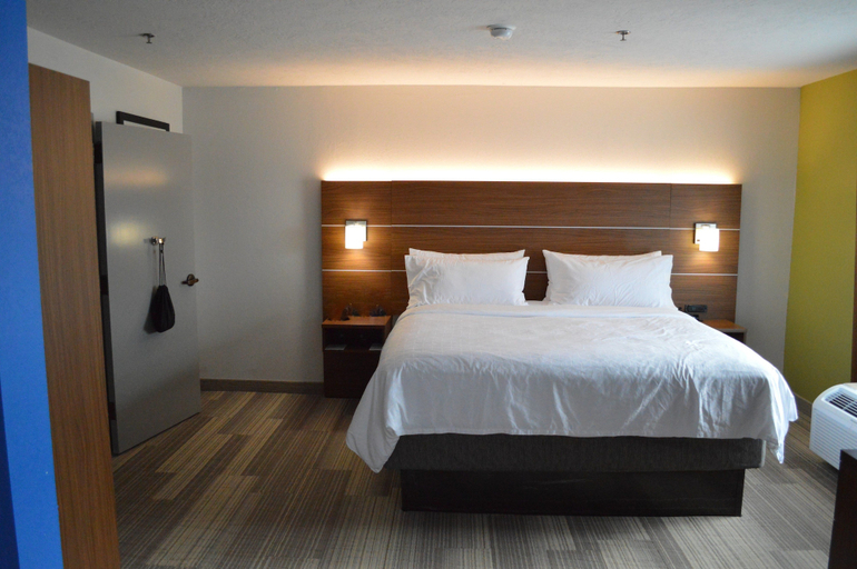 Bedroom 4, Holiday Inn Express & Suites BATESVILLE by IHG, Independence
