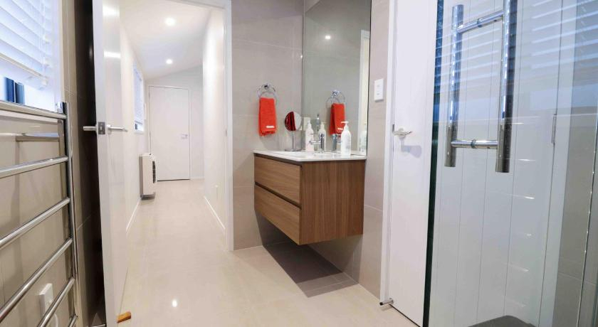 Bathroom, Halfmoon Bay Apartment, Manukau
