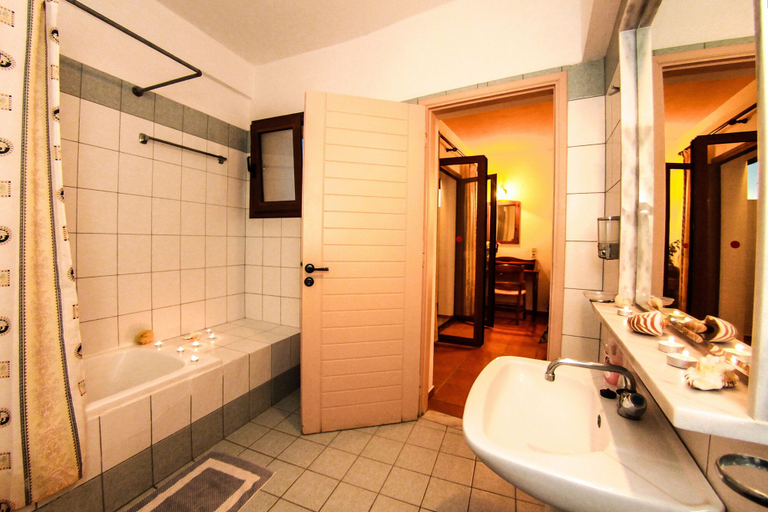 Bathroom 4, Lyda Club Hotel - All Inclusive, Crete