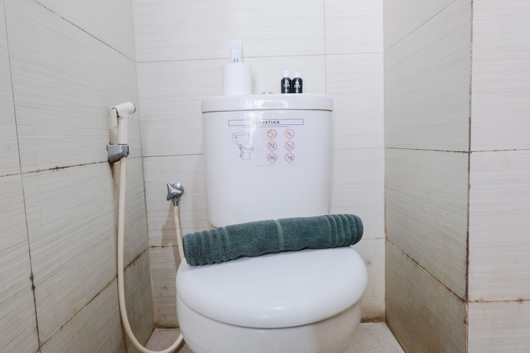 Bathroom 5, Comfortable Studio Apartment at Gateway Pasteur By Travelio, Bandung
