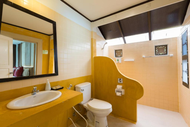 Bathroom 5, Phi Phi Bayview Resort & Premier Resort, Mueang Krabi
