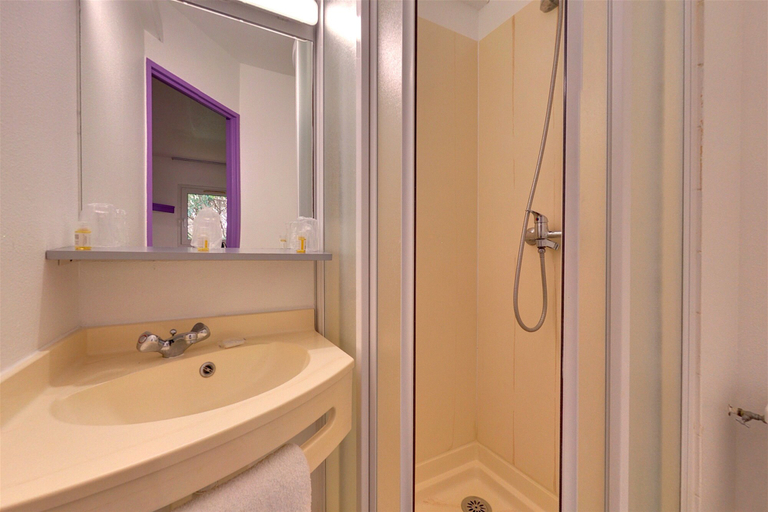 Bathroom 5, The Originals Access, Hôtel Béziers Est, Hérault