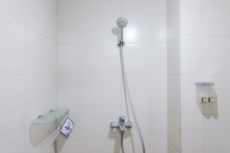 Bathroom 5, Best Choice 2BR at Gateway Pasteur Apartment By Travelio, Bandung
