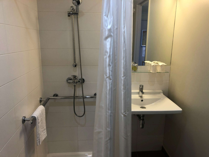 Bathroom 5, Hotel Kyriad Orly Aéroport Athis Mons, Essonne