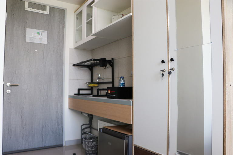 Others 4, Tranquil and Minimalist Studio at Osaka Riverview PIK 2 Apartment By Travelio, Tangerang