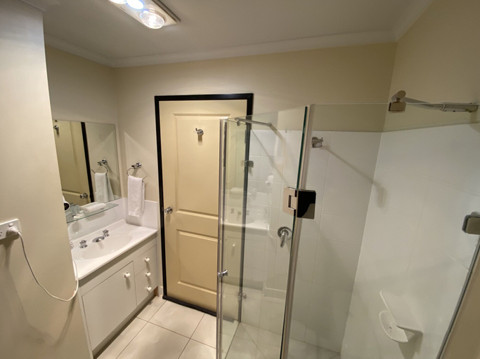 Bathroom 3, Balranald Club Motel, Balranald
