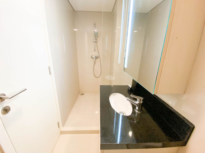 Bathroom 5, Modern Look Studio Apartment at Marquis de Lafayette By Travelio, Semarang