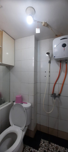 Bathroom, Studio Room at Bassura Apartment by Ali, Jakarta Timur