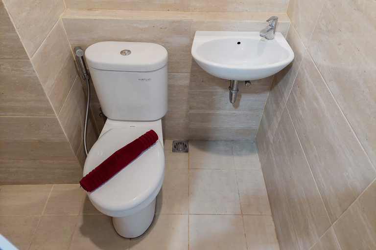 Bathroom 5, Simply Good Studio Apartment at Springwood Residence By Travelio, Tangerang