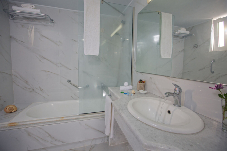Bathroom 5, Rethymno Mare Royal & Water Park, Crete