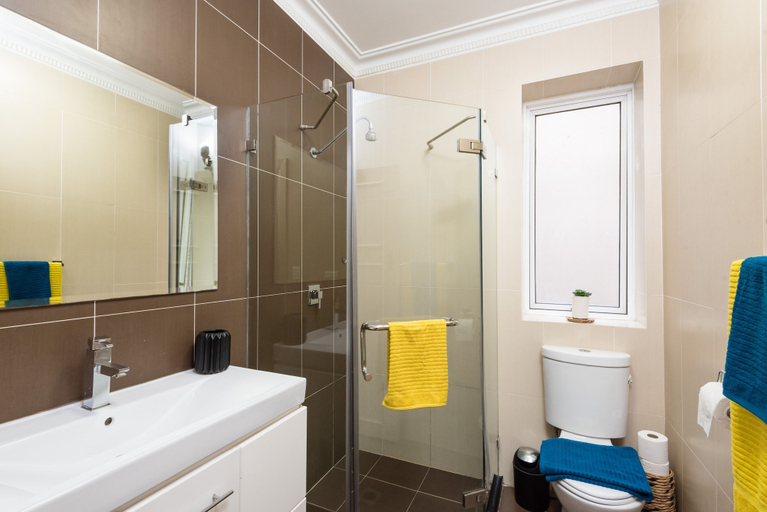 Bathroom 3, The Clock House Beachfront, Sydney