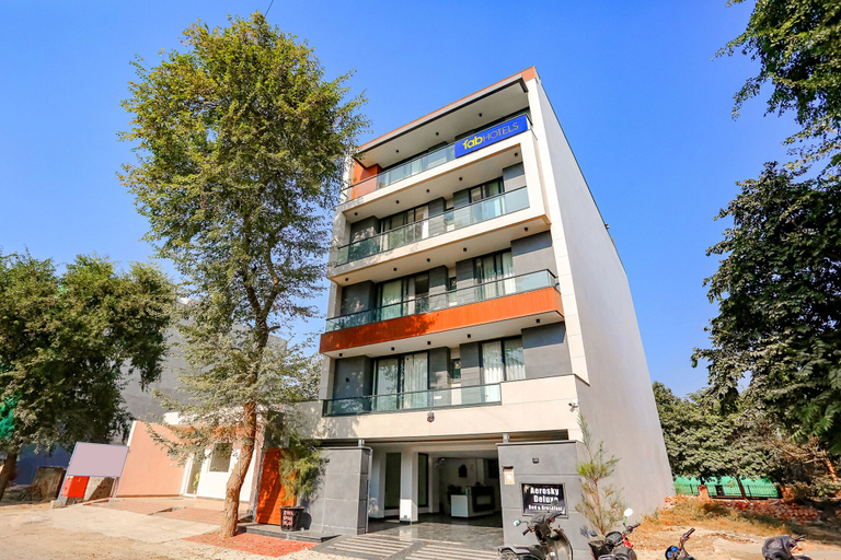 Exterior & Views