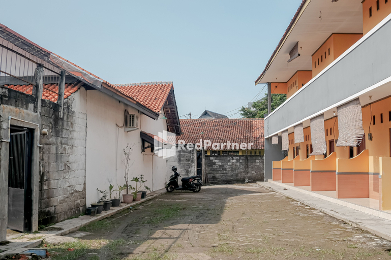 Exterior & Views 2, Pondok Damai Guest House Syariah RedPartner, Cirebon