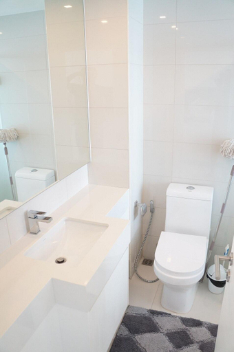 Bathroom 2, LOVELY STUDIO in City Center Residence, Pattaya