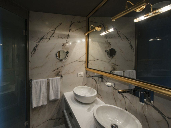 Bathroom 4, Maison Torre Argentina, Rome