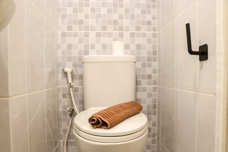 Bathroom 5, Modern Studio Room at Tokyo Riverside PIK 2 Apartment By Travelio, Tangerang