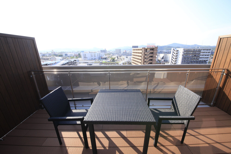 Exterior & Views 4