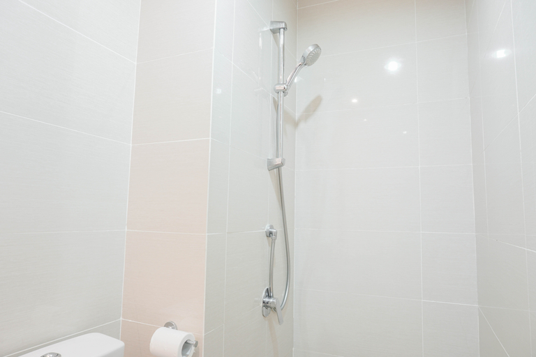Bathroom 5, Minimalist and Comfort Studio at Puri Mansion Apartment By Travelio, Jakarta Barat