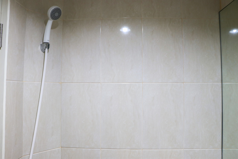 Bathroom 5, Tranquil and Minimalist Studio at Osaka Riverview PIK 2 Apartment By Travelio, Tangerang