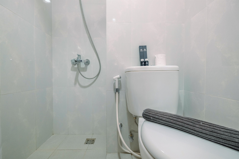 Bathroom 5, Fully Furnished with Modern Design Studio at Evenciio Apartment By Travelio, Depok