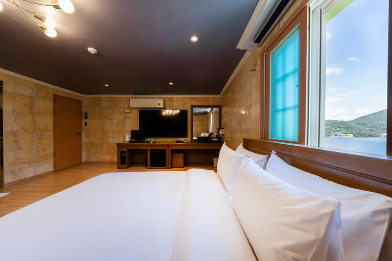 Bedroom, Tongyeong Hotel Opera, Tongyeong