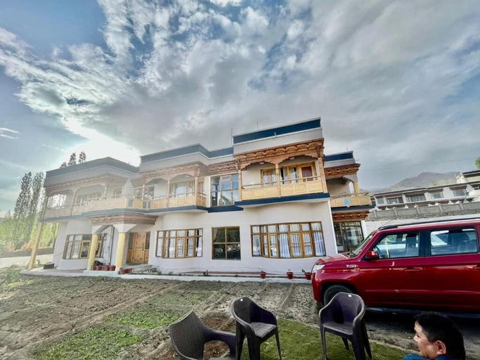 Exterior & Views