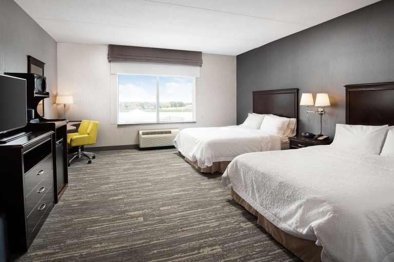 Bedroom 3, Hampton Inn & Suites Barrie, Simcoe
