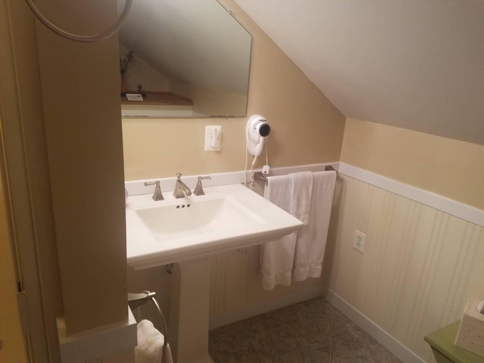 Bathroom 4, Blue Heron Inn - A Bed and Breakfast LLC, Calvert