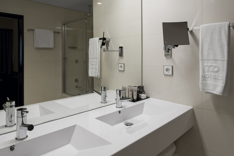 Bathroom 5, Hotel Trópico, Ingombota