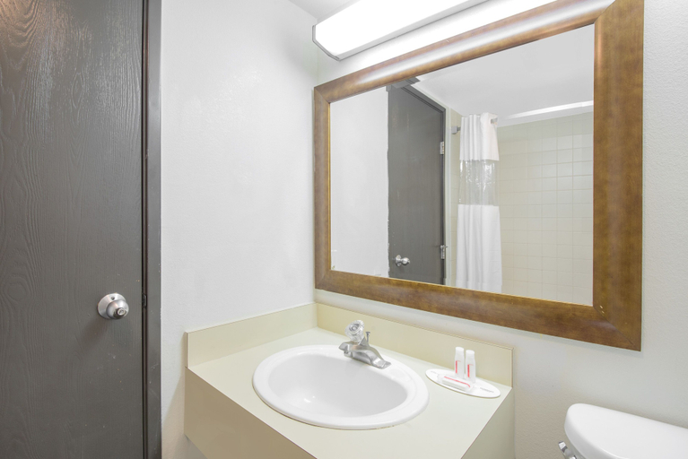 Bathroom 5, SkyLight Inn Cleveland - Willoughby, Lake