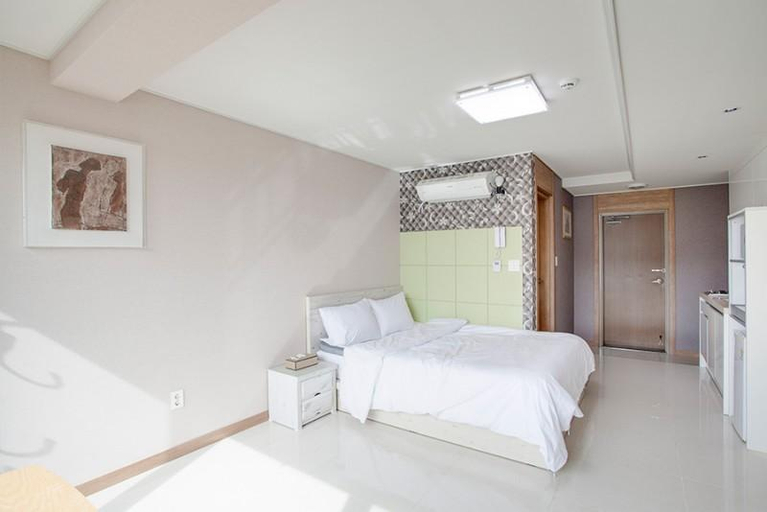 Bedroom 2, Jeju Mulmerang Pension, Jeju