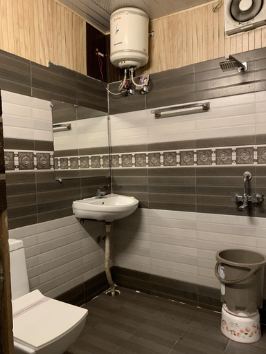 Bathroom 4, Hotel Pardesi, Hardwar