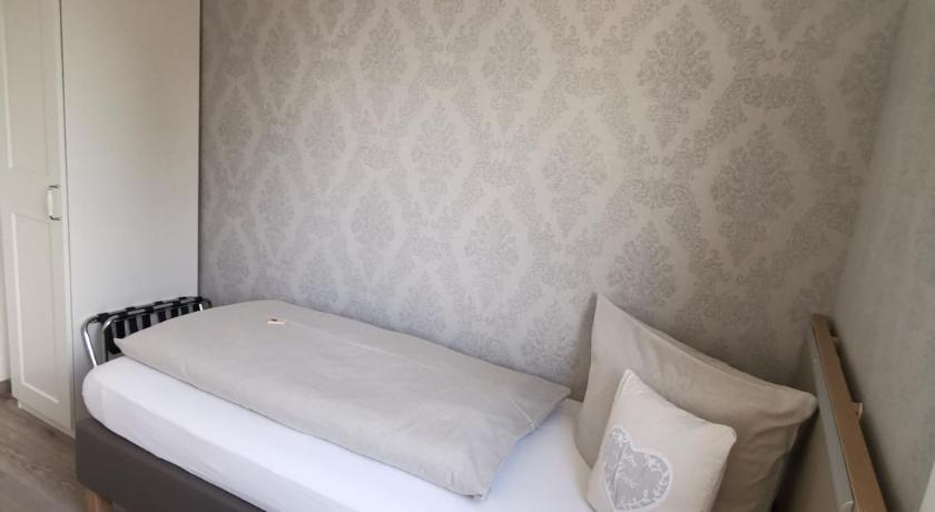 Bedroom 3, City Hotel Franziska, Straubing