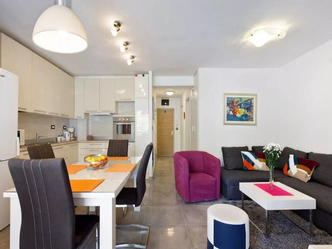 Others 5, Apartment Rita