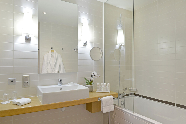 Bathroom 5, Radisson Blu Hotel Toulouse Airport, Haute-Garonne
