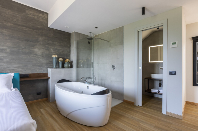 Bathroom 13