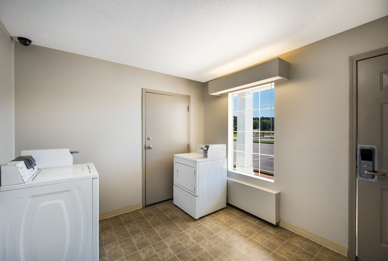 Bathroom 4, Red Roof Inn Jasper, Walker